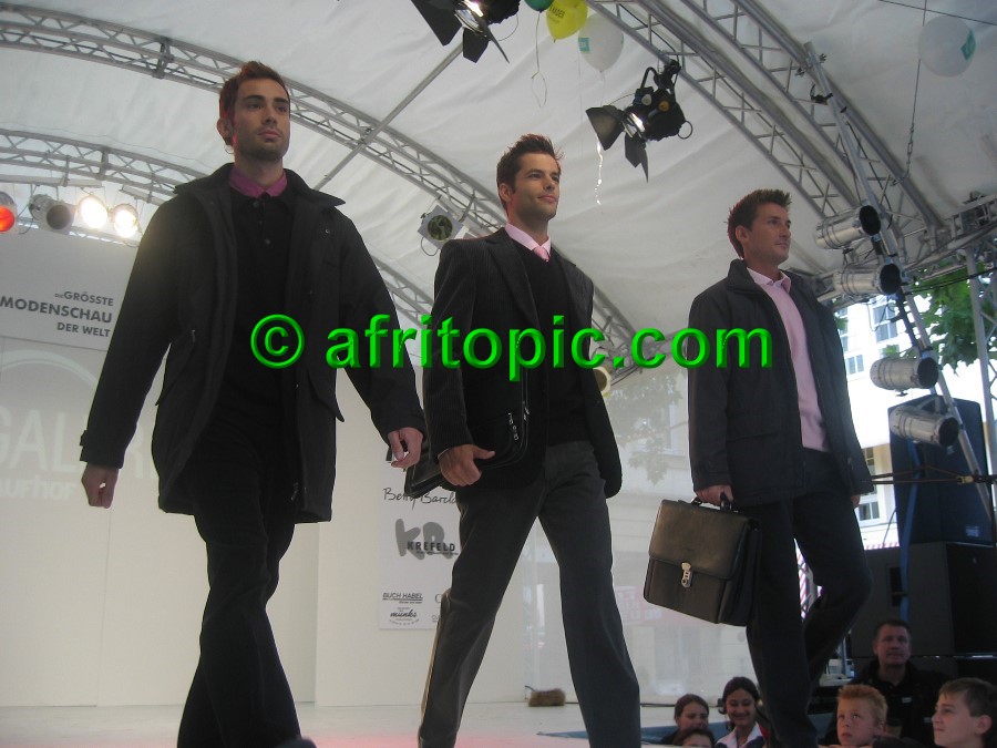 ../Images/Krefeld-Strssenmodenschau-2005 242.jpg